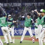 　１０回、サヨナラの右犠飛を放ち、祝福を受けるヤクルト・古賀（２）＝神宮