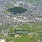 　奈良県橿原市の藤原宮跡（手前）