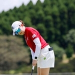　最終日、１８番でウイニングパットを沈める加藤麗奈。通算２２アンダーでツアー初優勝＝ザ・クイーンズヒルＧＣ