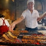 　土用の丑の日を迎え「八ツ目や　にしむら目黒店」で焼き上げられるウナギ＝２６日午前、東京都目黒区