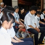　「模擬原爆」の犠牲者追悼式で黙とうする人たち＝２６日午前、大阪市東住吉区