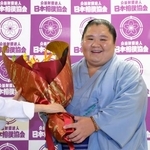 　引退記者会見を終え、花束を手に笑顔の元幕内大翔丸＝２６日、ＩＧアリーナ