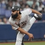 　８回途中２失点で７勝目を挙げたロッテのジャクソン＝京セラドーム