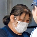 　強要容疑で送検される桜井政恵容疑者＝２６日午前８時２７分、茨城県警牛久署