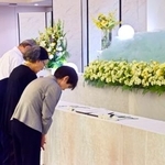 　「東京都原爆犠牲者追悼のつどい」で献花する被爆者ら＝２６日午後、東京都葛飾区