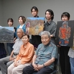 　被爆者３人（前列）の証言を聞き絵に描いた九州産業大の学生たち＝２６日午前、福岡市