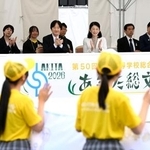　第５０回全国高校総合文化祭に参加する生徒らのパレードを観覧される秋篠宮ご夫妻＝２６日午後、秋田市