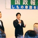 　２月の衆院選で落選した元議員の会合に出席した中道改革連合の小川代表（中央）＝２６日午後、三重県鈴鹿市