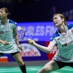 　中国オープンの女子ダブルス決勝で中国ペアと対戦する福島由紀（左）、松本麻佑組＝２６日、常州（ゲッティ＝共同）