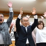 　佐賀県玄海町長選で初当選を決め、万歳する日高大助氏（中央）＝２６日夜、玄海町