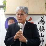 　佐賀県玄海町長選で落選し、敗戦の弁を述べる脇山伸太郎氏＝２６日夜、玄海町