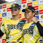 　巨人に勝利し、ポーズをとる阪神の佐藤（左）と村上＝甲子園