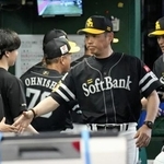 　西武に勝利し、握手を交わすソフトバンク・小久保監督＝ベルーナドーム