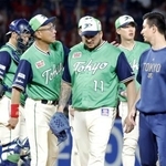 　９回、勝ち越しを許し降板するヤクルトのキハダ（１１）。左は池山監督＝神宮