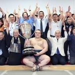 　大相撲名古屋場所で３度目の優勝を果たし、賜杯を手に喜ぶ安青錦＝２６日、名古屋市のＩＧアリーナ（代表撮影）