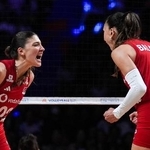 　バレーボールのネーションズリーグ女子、決勝のブラジル戦で得点に沸くトルコの選手たち＝２６日、マカオ（ゲッティ＝共同）