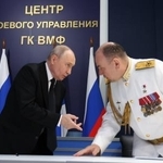 　「ロシア海軍の日」の行事で顔を合わせるプーチン大統領とロシア海軍のモイセーエフ総司令官＝２６日、サンクトペテルブルク（ＡＰ＝共同）