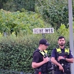 　突入事件の容疑者が射殺された現場近くを警備する警察官＝２６日、ベルリン（ＤＰＡ提供・ＡＰ＝共同）