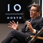 　インタビューに答える英国のバーナム首相＝マンチェスター（ＢＢＣ提供・ロイター＝共同）