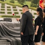 　「祖国解放戦争参戦烈士の墓」を訪れ、献花する北朝鮮の金正恩朝鮮労働党総書記（左）＝２６日、平壌（朝鮮中央通信＝共同）