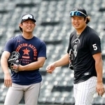 　試合前、言葉を交わすアストロズ・今井（左）とホワイトソックス・村上＝シカゴ（共同）