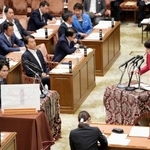 　衆院予算委の集中審議で中道改革連合の階幹事長（左下から２人目）へ答弁する高市首相＝２７日午前