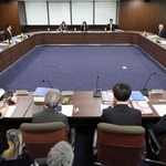　最低賃金の２０２６年度改定目安額を決める審議会の小委員会＝２７日午前、厚労省