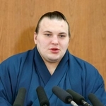 　大相撲名古屋場所での優勝から一夜明け、記者会見する安青錦＝２７日、愛知県日進市