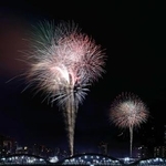　東京・下町の夏の風物詩、隅田川花火大会で打ち上げられた花火。猛暑となった都心の夜空を大輪が彩った＝２５日夜（多重露光）