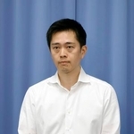 　記者団の質問に答える日本維新の会の吉村代表＝２７日午後、大阪府庁
