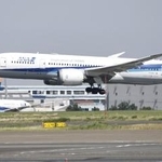 　羽田空港に着陸する全日空の航空機＝５月