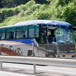 　大分自動車道下り線で起きた事故で車体が破損した観光バス＝２７日午後、大分県由布市