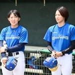 　米女子プロ野球リーグに挑戦する山本涼香（左）と楢崎涼＝１７日、兵庫県三田市