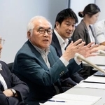 　判決後、記者会見する原告側弁護団の斉藤誠弁護士（左から２人目）ら＝２７日午後、福岡市