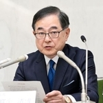 　アイヌの遺骨収集を巡り、記者会見で謝罪声明を読み上げる北海道大の宝金清博学長＝２７日午後、札幌市
