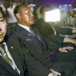 　１９７６年７月、逮捕され東京地検から東京拘置所に向かう田中角栄元首相（中央）＝東京・霞が関