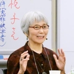 　龍谷大の公開講義で学生の質問に答える山田悦子さん＝２７日午後、京都市