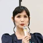 　記者会見する仲岡しゅん弁護士＝２７日午後、国会