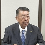 　横綱審議委員会定例会合後に記者会見する大島理森委員長＝２７日、両国国技館