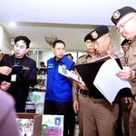　国籍不正取得容疑の関係先で捜査するタイ警察幹部ら＝２４日、バンコク（タイ警察提供、共同）