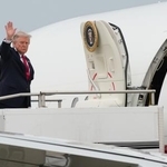 　２７日、米中西部ミシガン州の空港で、専用機に搭乗するトランプ大統領（ゲッティ＝共同）