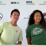 　撮影に応じる男子テニスの錦織圭（左）と女子の大坂なおみ＝２６日、米ワシントン（共同）