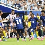 決勝トーナメント１回戦のアルゼンチン戦でゴールを決め、祝福されるカボベルデのロペスカブラル（右から２人目）＝３日、マイアミ（共同）