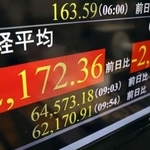 　一時６万３０００円を割り込んだ日経平均株価を示すモニター＝２８日午前、東京・東新橋