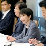 　犯罪対策閣僚会議であいさつする高市首相（右から２人目）＝２８日午前、首相官邸