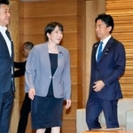 　閣議に臨む高市首相（中央）ら＝２８日午前、首相官邸