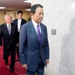 　高市首相との会談に向かう自民党の（手前から）麻生副総裁と鈴木幹事長＝２８日午前、東京・永田町の党本部