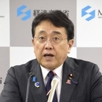 　記者会見する赤沢経産相＝２８日午前、経産省