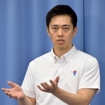 　記者団の取材に応じる日本維新の会の吉村代表＝２８日午後、大阪府庁