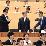 　「水の未来を考える国際シンポジウム」の会場に到着された天皇陛下＝２８日午前、東京都江東区の日本科学未来館（代表撮影）